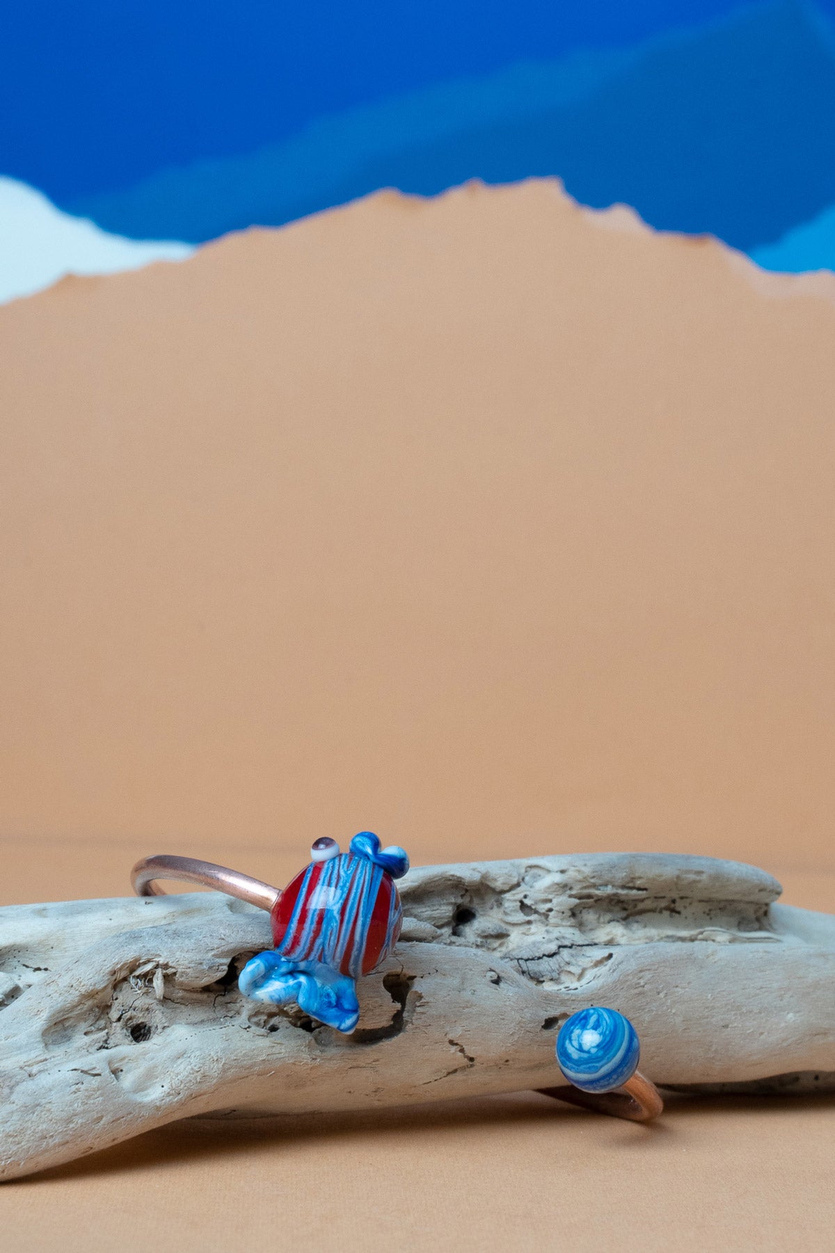 Bracciale in rame e vetro di Murano Acapulco | Rosso intenso e striature blu melange | Fish Art di Francesca Bortolaso